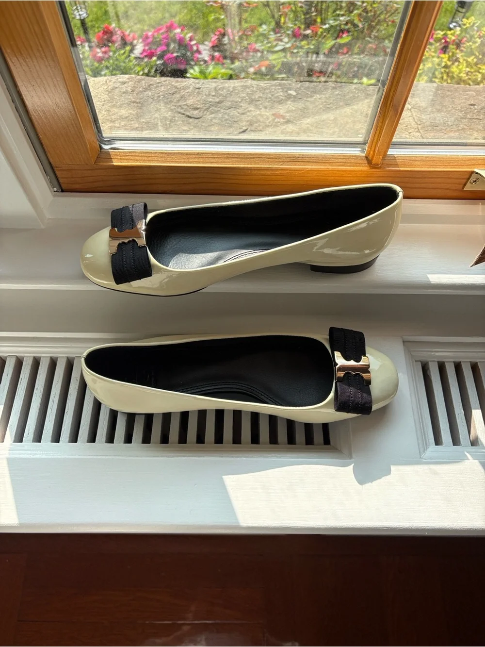 Tory Burch Bleach/Black Gemini Link Bow low heel.